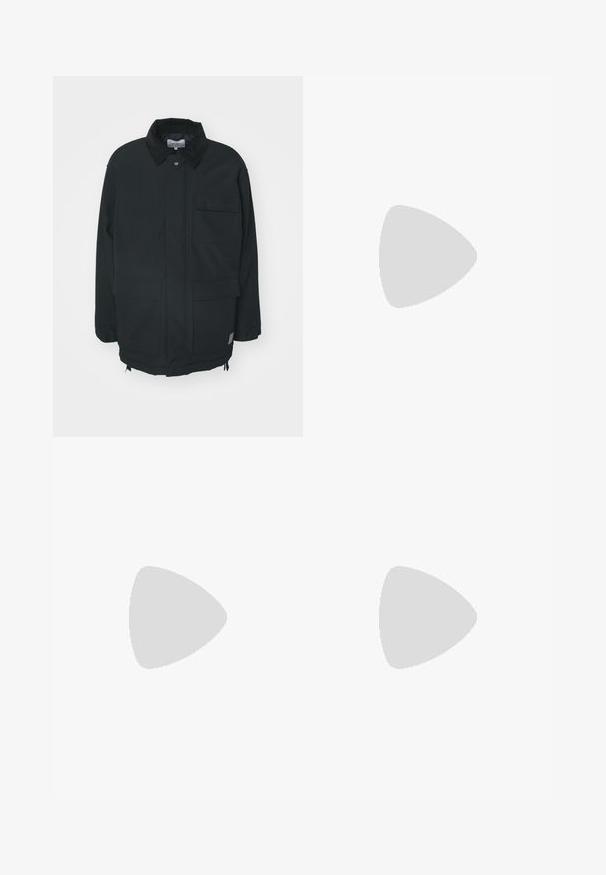 Carhartt WIP CLARTON COAT - Cappotto corto - black; T-shirt bianca a maniche lunghe realizzata in cotone. Design con collo rotondo, polsini a costine e un piccolo logo sulla manica sinistra. Texture liscia.; Pantaloni neri a gamba dritta realizzati in un tessuto a trama liscia, con chiusura frontale a bottone e tasche standard.; Sneaker in tessuto nero con lacci bianchi, suola in gomma beige e dettaglio rosso sul tallone. Punta arrotondata e minimo dettaglio di cucitura.