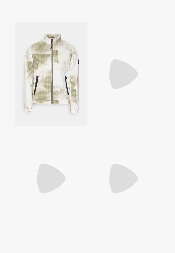Calvin Klein DIFFUSED GRID BLOUSON - Lichte jas - icicle/delta green; Witte t-shirt met korte mouwen van katoen, met een ronde halslijn en een klein grijs logo op de borst. Soepele textuur, klassieke fit.; Marineblauwe chino's van lichtgewicht katoen, met een rechte pasvorm, knoopsluiting en voorzakken. Gemaakt van een gladde stof met minimale details.; Zwarte hoge sneakers met witte zool en veters, gecombineerd met losse blauwe denim jeans, rustend op een grijze leuning.