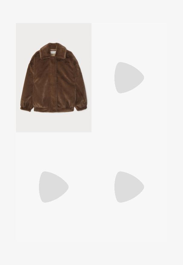 Rjava umetna krznena jakna z ovratnikom, mehko teksturo in elastičnimi manšetami. Ima neposreden kroj in brez vidnih zakov. ; Bela jopica s kabelskim pletenjem in turtleneck ovratnikom, ki ima skrajšan kroj, z rebrastimi manšetami in robom. Mehka tekstura z udobnim, masivnim oblikovanjem.; Črne legice iz gladkega, raztegljivega blaga. Imajo širok pas in zožen dizajn nog, primeren za aktivno ali vsakodnevno nošenje.; Srebrna vodoodporna čevlja z zaobljeno obliko, teksturirano površino in sivimi vezalkami. Ima poudarjen logo "MOON BOOT" v zgornjem delu.