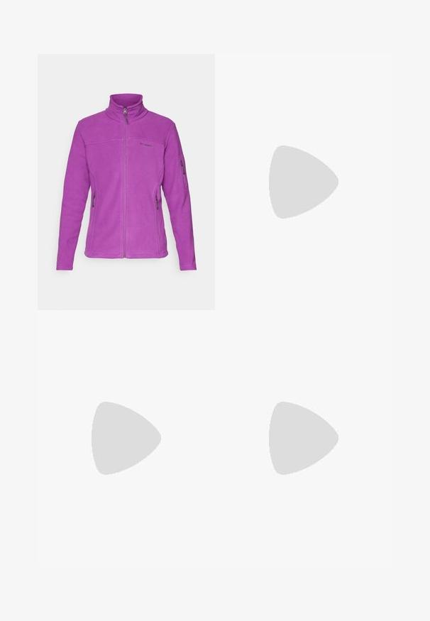 Fialová fleecová bunda s dlouhými rukávy, vysokým límcem, plným předním zipem a dvěma bočními kapsami na zip. Na hrudi je vyobrazeno logo.; Černé tričko Columbia s bílým kruhovým uměleckým ztvárněním hor a řeky a textem "Columbia Sportswear Company Outside Since 1938."; Černé legíny s vysokým pasem, šnůrkou, hladkým povrchem a přiléhavým střihem. Obsahují švy podél stran.; Černé turistické boty s mírně vyšším střihem, které mají texturovaný svršek, šedé detaily a odolnou gumovou podrážku s trakčními výstupky.; Černý batoh Columbia Titanium s hladkým textilním povrchem, bočními kapsami, horním madlem a nastavitelnými popruhy. Minimalistický design s jemným brandingem.