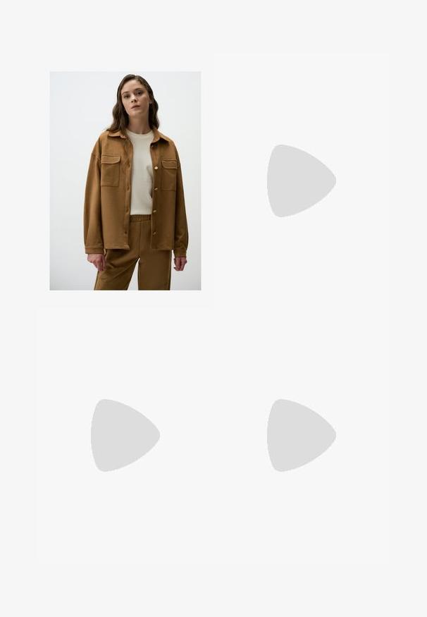Braune Wildlederjacke mit Knopfverschluss vorne, zwei Brusttaschen und lockerer Passform, getragen über einem cremefarbenen Hemd und passenden Hosen.; Schwarzes Trägershirt mit dünnen verstellbaren Trägern, einem runden Ausschnitt und einer figurnahen Silhouette. Hergestellt aus glattem Stoff mit einer weichen Textur.; Schwarzer Satin-Minirock mit glatter Textur und geradem Saum, dargestellt vor einem schlichten weißen Hintergrund.; Schwarze kniehohe Stiefel aus Leder mit silbernen Schnallen und einem runden Akzent, featuring eine abgerundete Zehe und einen niedrigen Blockabsatz. Glatte Textur.; Schwarze Leder-Hobo-Tasche mit einem lässigen Design, breitem Schultergurt und glatter Textur. Verfügt über einen seitlichen Reißverschluss.