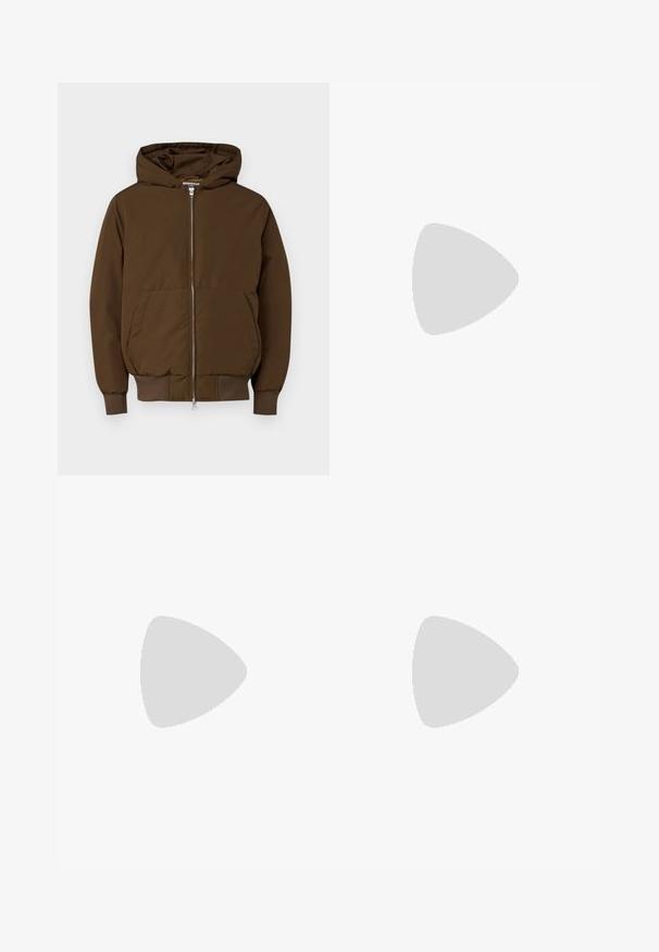 Jack & Jones JCOCOLLECTIVE ciemnoszary; Sześć białych bawełnianych T-shirtów z krótkimi rękawami i okrągłymi dekoltami ułożonych w rzędzie, charakteryzujących się gładką fakturą i brakiem widocznych wzorów.; Ciemnoniebieskie dżinsowe spodnie o szerokiej nogawce, z pięcioma kieszeniami i zapięciem na guzik. Zawierają miedziane akcenty i subtelną teksturę.; Czarne gładkie skórzane botki za kostkę z niskim obcasem i okrągłym noskiem, pokazane z boku na białym tle.; Czarne okulary przeciwsłoneczne z prostokątnymi soczewkami, matowa plastikowa oprawka i proste krawędzie. Posiadają logo marki na wewnętrznej stronie ramienia.