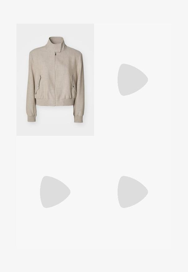 Beige bomber jaka ar augstu apkakli, ar rāvējslēdzēja aizdari, ribotiem piedurknēm un sānu kabatām ar slīpām atlokiem. Gluda tekstūra, ikdienišķs dizains.; Balts īsām piedurknēm T-krekls, izgatavots no viegla kokvilnas. Tam ir apaļa kakla izgriezums un sarullētas piedurknes. Sarkans logotipa uzlīme uz apkaklītes.; Beige platmalu bikses, izgatavotas no gludas auduma, ar augstu jostu, priekšējām krokām un pielāgotu siluetu.; Melnas augstpapēžu mūles ar norādītu purngalu, izgatavotas no gludas ādas. Iekļauj plašu potītes siksnu ar kvadrātveida sudraba sprādzi un kniedēm.