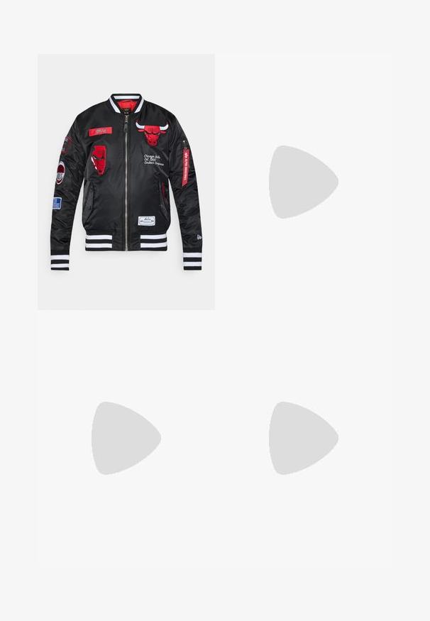Črno satensko bomber jakno z rdečimi logotipi Chicago Bulls, prugastimi manšetami in robom ter številnimi vezenimi aplikacijami na sprednjem delu in rokavih.; Tri bele rebraste majice brez rokavov iz bombaža. Imajo okroglo izreza in majhne črne etikete blizu roba. Na voljo v več velikostih.; Sive Nike trenirke z vrvico v pasu, pripete noge, stranske žepke in izrazitim šivom. Mehka, teksturirana tkanina.; Sive športne čevlje z zgornjim delom iz mrežastega in semiš materiala, belimi akcenti, oblazinjenim podplatom ter edinstvenim dizajnom z odsevnimi elementi.