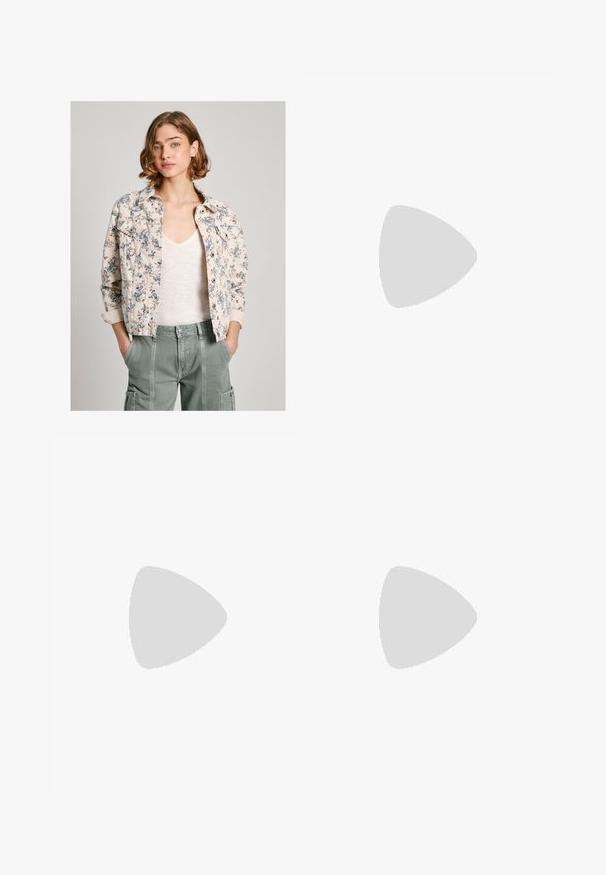 Kreemja ja tumesinise lillemustriga teksajakk, millel on nupud ees, kaks rinna taskut ja rullitud varrukad. Kantud heleda särgi peal.; Valge lühikese varrukaga T-särk, mis on valmistatud puuvillast, kaunistatud pitsiga varrukate ääres ja ümmarguse kaelusega.; Bežid laiad teksad, mis on valmistatud puuvillast. Omab nööbilukku, vöökohakujusid ja eesmine taskuid, millel on sile ja pehme tekstuur.; Valged platvormi tõusukingad, millel on siledast nahast meenutav pealis, ümar kuju, pehmendatud kaelus ja tekstureeritud kummitald koos selgete hüdrofoobsete mustritega.