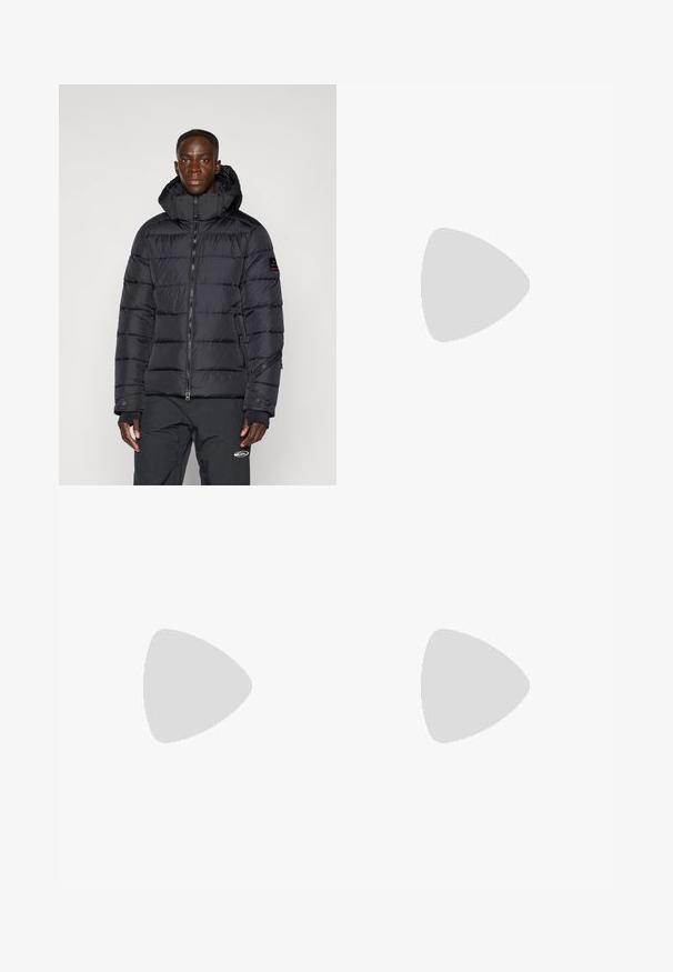 Giubbotto imbottito di colore nero uniforme con design a cuciture orizzontali, colletto alto, chiusura a zip e tasche laterali. Presenta il logo sulla manica.; Camicia bianca in cotone a maniche lunghe con scollatura rotonda, spacchi laterali in fondo e una texture liscia, mostrata da dietro.; Jeans in denim blu chiaro con design a gamba dritta, cinque tasche, chiusura con bottone, leggero sbiadimento e dettagli di cucitura a contrasto.; Sneaker bianco con tomaia in pelle liscia e profilo basso. Presenta una punta arrotondata, sei occhielli e una suola in gomma testurizzata.