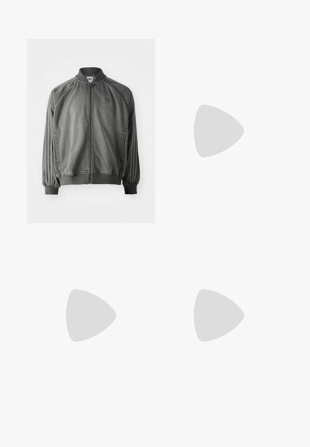 adidas Originals Denim jacket - grey; adidas Originals ADICOLOR - Print T-shirt - white/black; adidas Originals ADICOLOR TEAMGEIST TRACK - Tracksuit bottoms - white   black; adidas Performance PREDATOR FREESTYLE INDOOR - Indoor football boots - off-white/core black/pure ruby