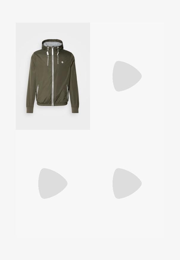 Olivgrüne Zip-Jacke mit Kapuze, weißen Kordeln, Seitentaschen, gerippten Bündchen und einem Logo auf der linken Brust. Glattes, leichtes Material.; Olivegrünes Baumwoll-T-Shirt mit einem großen schwarzen Levi's-Logo auf der Vorderseite. Klassischer Rundhalsausschnitt und kurze Ärmel, glatte Textur.; Olivgrüne Cargo-Hosen aus strapazierfähiger Baumwolle. Sie verfügen über mehrere Taschen, eine mit Reißverschluss versehene Seitentasche und ein tapered Bein mit einer leicht strukturierten Oberflächenbeschaffenheit.; Schwarzecanvas-Sneaker mit hohem Schaft, weißen Gummisohlen und Schnürsenkeln, die ein rundes Logo an der Seite besitzen und mit Denim- sowie schwarzen Hosen kombiniert sind.