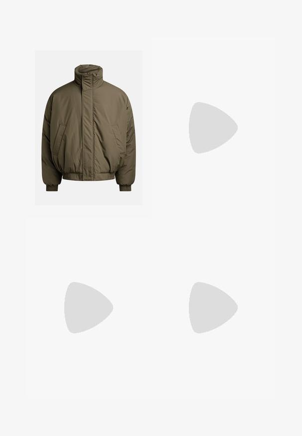 Olive roheline padjaga jope, millel on kõrge krae, elastsed mansetid ja küljetaskud. Sile tekstuur ja lõdva, kastja siluett.; Hallide puuvillasegu T-särk halli tooniga, musta Nike logo; külje ääres on väike Nike silt; lihtne disain, lühikesed varrukad.; Beežid cargo-püksid kergest puuvillaste materjalist. Omab elastseid varrukatükke, mitmeid külgpocket'ite ja nööbiga sulgemist.; Valged nahast tennisetossud, millel on perforatsioonid, ümar nina, lame tallus ja paksud nöörid, nähtava swooshi logoga ja "AIR" kontsadel.