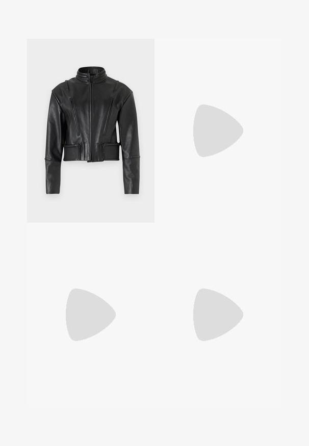 032c HIPPOLYTA GUARDED BIKER JACKET - Kožená bunda - black; Čierny krátky rukáv top vyrobený z elastického materiálu, s priliehavým strihom a riasením po stranách. Hladká textúra, klasický tvar.; Čierne nohavice so strihom rovného strihu, s prednými vreckami a bočnými rozparkami na leme. Vyrobené z mäkkej, hladkej tkaniny. Vhodné na rôzne príležitosti.; Čierna semišová kozačka po kolená s blokovým podpätkom, špicatou špičkou a hladkým, bezšvovým dizajnom na jednoduchom svetlom pozadí.; Čierna kožená taška na rameno s hladkým povrchom, obdĺžnikovým tvarom a dvoma dlhými uchami. Bez viditeľného kovania alebo ozdôb.