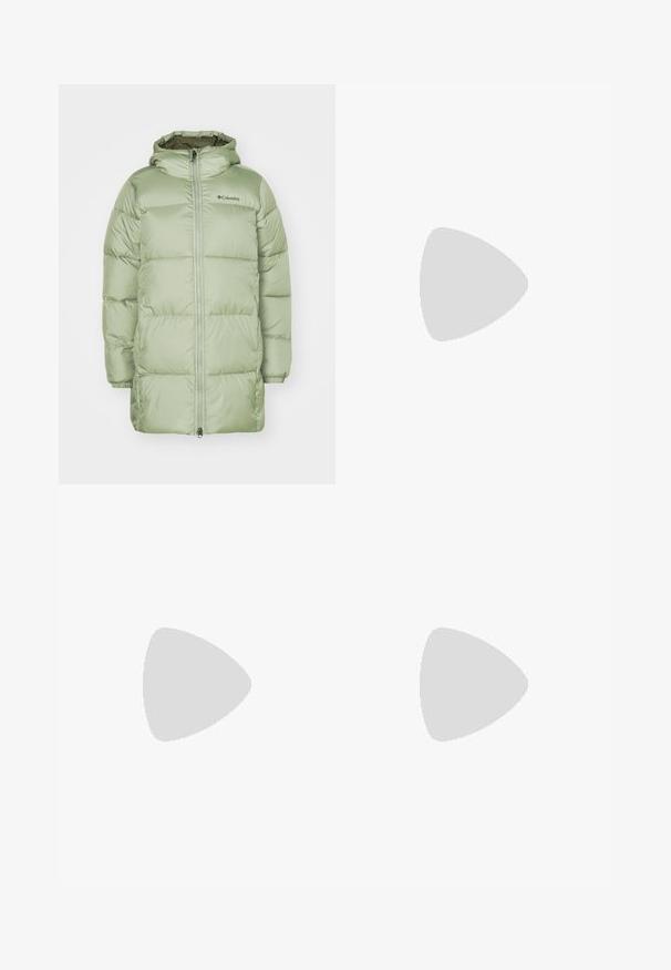 Zelená pufovací bunda s kapucí, prošívaný design, přední zip, elastické manžety a detail loga. Hladká, lehce lesklá textilie.; Tričko s krátkým rukávem, kulatým výstřihem vyrobené z měkké bavlny v světle modré barvě, s malým bílým logem Carhartt na hrudi. Hladká textura.; Černé široké cargo kalhoty vyrobené z denimu, s vysokým pasem, předním zapínáním na knoflík a bočními kapsami. Hladká textura s minimálním prošíváním.; Černobílé tenisky s vrchní částí z semišové a kožené kůže, včetně tří bílých pruhů, perforovaného špičky a podrážky z gumy.