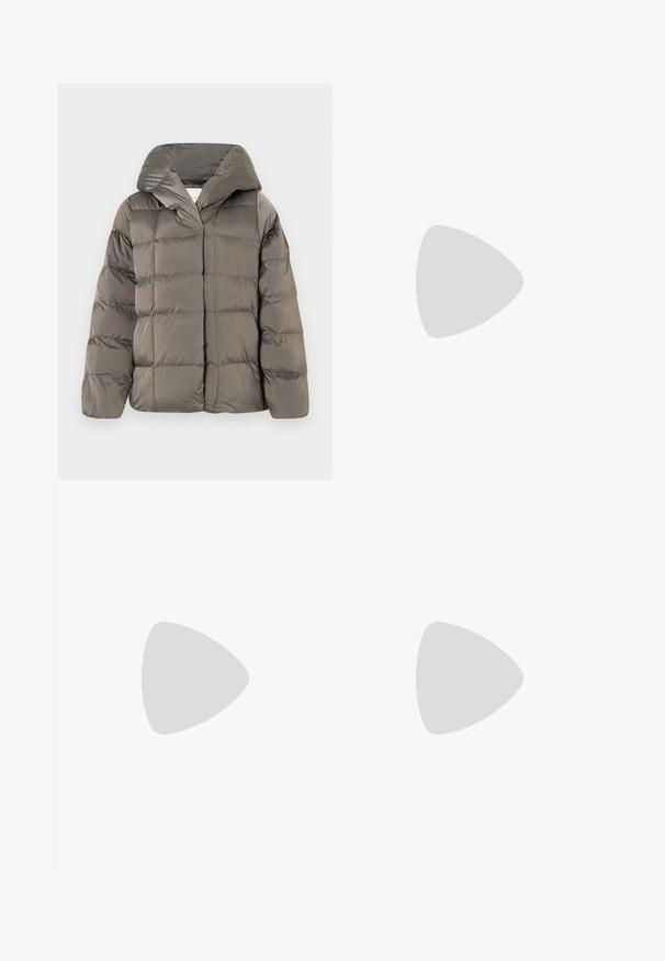 Veste de doudoune grise matelassée avec grande capuche et fermeture à pression à l'avant, présentée sur un fond blanc uni.; T-shirt blanc cintré, manches courtes et larges, en coton doux, décolleté rond avec une discrète bordure orange, design minimaliste, sans motifs ni graphiques.; Pantalon noir ajusté avec une coupe droite, présentant une texture lisse et des plis nets sur le devant. Aucune quincaillerie visible.; Sandales beiges à talons carrés avec des fines brides et un bout carré. Matière lisse avec des détails minimaux, conçues pour un port facile.