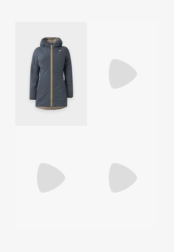 Giacca isolante blu navy con cappuccio, zip frontale e accento a strisce colorate. Presenta tasche laterali e fodera beige.; T-shirt bianco a maniche corte con righe orizzontali blu navy, con logo "Tommy Hilfiger" ricamato sul petto. Design classico con collo a giro.; Gonna bianca plissettata con elastico nero in vita che presenta il logo "LACOSTE". Design di lunghezza media con texture morbida.; Sneaker bianchi in pelle con suola spessa bianca, accento in suede nero sul tallone e logo impresso sul lato. Design con lacci e sei fori per i lacci.