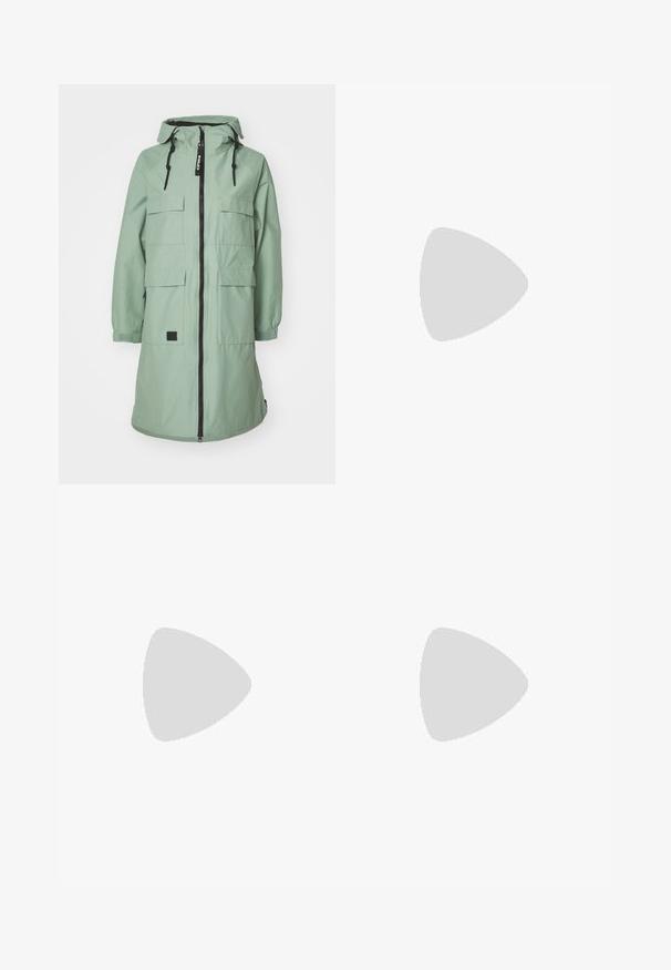 Parka long vert menthe avec fermeture éclair à l'avant, capuche réglable et quatre poches avant. Équipée de poignets élastiques et d'un détail en patch logo.; T-shirt noir à manches longues en coton avec un col rond. Présente un petit logo blanc sur la partie gauche de la poitrine. Design et coupe simples.; Pantalons noirs ajustés en matériau flexible. Les caractéristiques comprennent une poche latérale zippée, des genoux articulés et une texture lisse.; Botte de randonnée noire au design mi-haut, avec un dessus texturé, des accents gris et une semelle en caoutchouc durable avec des crampons de traction.