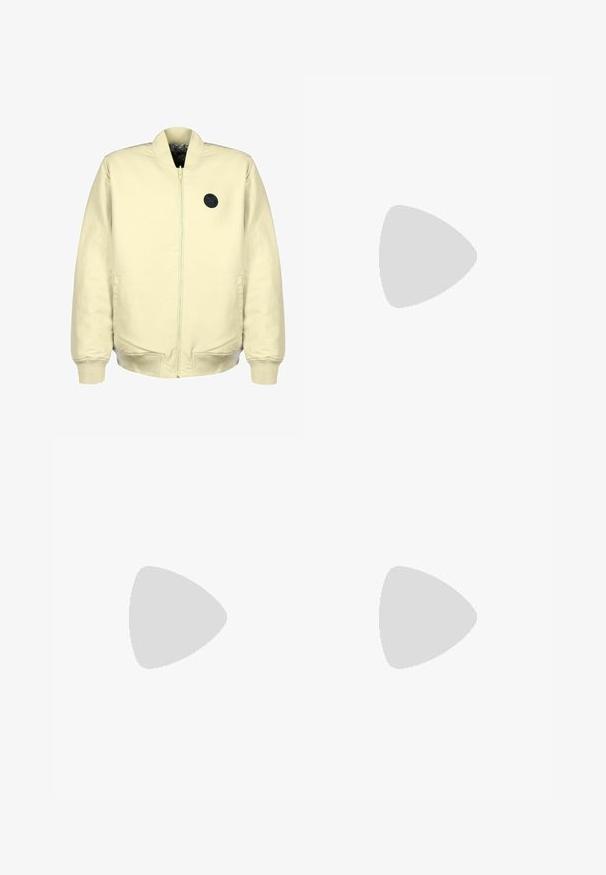 Világos sárga bomberdzseki elülső zipzárral, bordázott mandzsettákkal, két oldalsó zsebbel és fekete kör alakú logóval a mellkason. Puha szövet textúra.; Fekete, rövid ujjú pamut póló, bal mellrészen kis fehér "JJ Studios" logóval. Egyszerű, kerek nyakkivágású fazon.; Fekete cargo nadrág, amely tartós anyagból készült, több zsebet tartalmaz, gombos záródással rendelkezik, és karcsú szabású, szűkített lábakkal bír.; Fekete és krém színű bőrsneaker, perforált díszítésekkel, párnázott bokapánttal és texturált talppal.