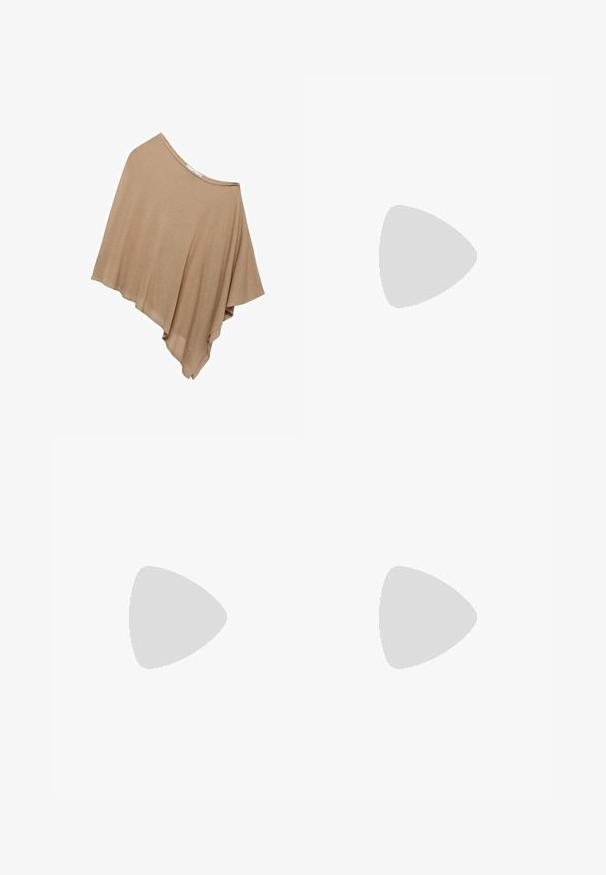 Poncho léger de couleur marron clair, ample et fabriqué en tissu doux. Il dispose d'une encolure large et d'un ourlet asymétrique pour une silhouette fluide.; T-shirt blanc court avec un col rond et des manches courtes, fabriqué à partir d'un tissu en coton doux. Texture lisse, sans motifs ni accents.; Stradivarius MOM FIT - Jean droit - mottled blue; Steve Madden Sandales - cognac