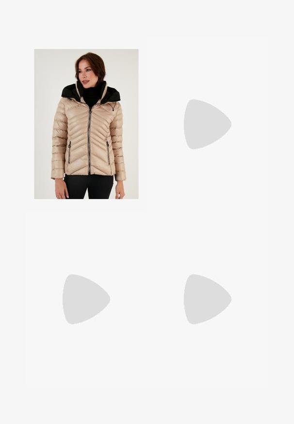 Bežna napihna jakna s črno kapuco, chevron oblačenjem, žepoma na zadrgo in sprednjim zapiranjem na zadrgo. Tekstura se zdi gladka in sijajna.; Bela kratka majica s kratkimi rokavi iz bombaža. Ima okroglo izrezovanje in sproščen kroj. Gladka tekstura brez vidnih vzorcev ali poudarkov.; Bele široke hlače iz lahkega materiala, ki imajo elastičen pas in vrvico za prilagajanje. Gladka tekstura.; Nizki adidas Superstar copat iz temno rjavega usnja s kremasto školjkasto konico, belimi črtami in napisom "Superstar" na strani.