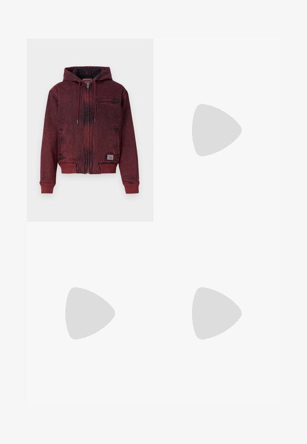 Rød zip-up hettegenser med teksturert finish, ribbestrikkede mansjetter og hem, justerbar snor, og en brystlomme. Har merkenavn-lapp på siden.; Svart bomull t-skjorte med korte ermer, rund hals og en liten grønn logo på venstre brystlomme. Enkelt design, normal passform.; Sorte bukser med rette ben, laget av glatt stoff. Har elastisk midjebånd og knappelukking.; Sorte kanvas joggesko med hvite snører og gummisåle. Har Lacoste-logo på yttersiden. Kombinert med lysebrune bukser.