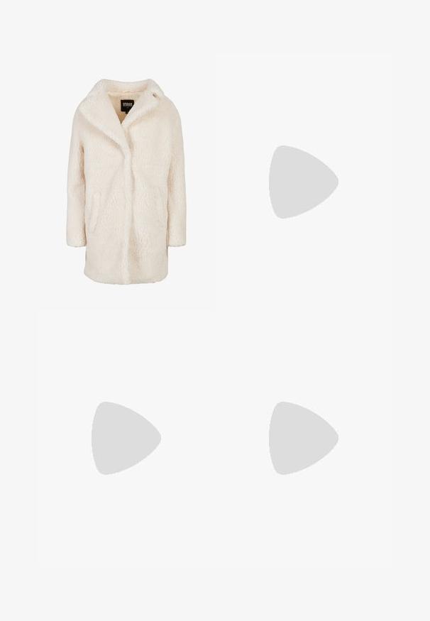 Cappottooversize in crema fluffy con colletto a scialle, due tasche laterali e texture morbida. Design semplice senza chiusure o abbellimenti visibili.; Top in maglia nera a coste con bordo in pizzo ondulato all'orlo. Presenta spalline sottili e un design aderente. Realizzato in tessuto elasticizzato.; Gonna a tubino nera, arricciata, con dettaglio a fiocco e uno spacco laterale. Realizzata in un tessuto elasticizzato, presenta una texture liscia e un design aderente.; Décolleté neri in suede, con tacco alto e appuntito, ritaglio tondeggiante sulla tomaia e tacco largo. Texture liscia e dettagli minimi.