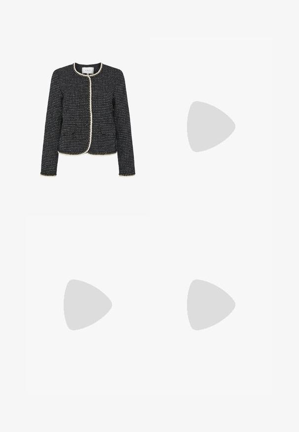 Musta-valkoinen tweed-takki pyöreällä kauluksella, punottu reunus ja kaksi etutaskua. Kukkakuviointi koko takissa.; Valkoinen ribbattu hihaton toppi, jossa on pyöreä pääntie ja lyhyt malli. Tunnuslukuna lukee "JJXX". Sujuva kangas.; Mustat, leveälahkeiset housut, joissa on joustava vyötärö, valmistettu sileästä kankaasta. Ominaisuuksia ovat puhdas muotoilu ilman taskuja tai näkyviä ompelusaumoja.; Mustat ja harmaat mokkakenkä, jossa on suuri kermanvärinen "N"-logo, violetit nauhat ja teksturoitu kumipohja.