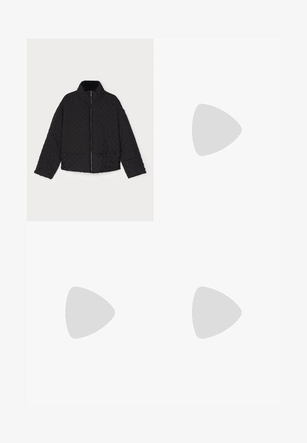 Emporio Armani BLOUSON - Ziemas jaka - nero; Melnā īsās piedurknes T-kreklā, kas izgatavots no kokvilnas. Piedāvā apaļu kakla izgriezumu un augšējiem pleciem iepresētu "Armani Exchange" tekstu. Vienkāršs dizains.; Melna wide-leg džinsi, izgatavoti no džinsa auduma ar tumšu mazgāšanu, ar pelēkiem aplokiem un piecu kabatu dizainu. Biezs jostasvīrs ar pogas aizdari.; Melnas ādas ceļgala augstuma zābaki ar zemu bloku papēdi, ar dekoratīvu zelta sprādzi ap potīti un cilpu augšpusē.