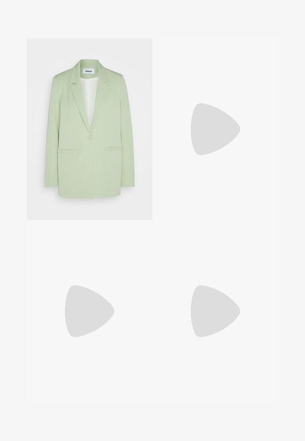 Minimum TARA  - Abrigo corto - smoke green; Camiseta de algodón blanca de manga corta y escote redondo. Presenta un pequeño logo rojo de Levi's en la zona del pecho izquierdo.; Vaqueros de mezclilla negra con un diseño ajustado, cinco bolsillos y herrajes en tono plateado. Cuenta con un cierre de botón y una textura suave.; Zapatillas de plataforma blancas con una textura de cuero suave, detalles perforados y cordones planos; cuentan con una suela de goma blanca gruesa.