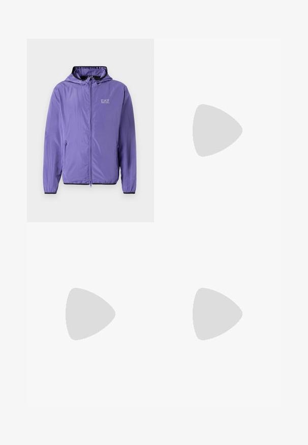 Casaco leve roxo feito de um tecido suave, com capuz, fecho frontal e detalhes pretos nos punhos e na bainha. Logótipo EA7 no peito.; T-shirt oversized de manga curta preta com decote redondo e etiqueta da marca Filippa K visível no interior da gola.; Calças pretas com um tecido leve e texturizado, design de pernas retas, cintura elástica e bolsos laterais com fecho.; Sapatilhas de camurça pretas com solas de borracha brancas, apresentando um bico arredondado e atacadores, usadas com calças cinzas ajustadas.