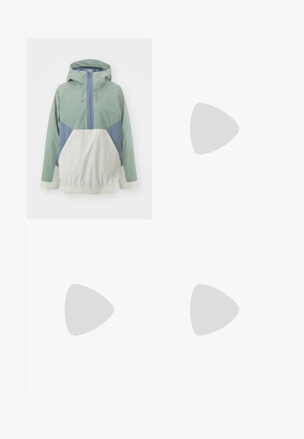 Veste légère à capuche avec un design coloré en vert, bleu et crème, dotée d'une taille élastique et d'une poche avant.; T-shirt noir à manches courtes en coton. Il présente un col rond, une coupe décontractée et un ourlet net sans motifs ni accessoires visibles.; Pantalons larges noirs en tissu léger, avec un panneau latéral bleu marine et une taille élastique. Petit logo blanc en bas.; Baskets Nike avec une tige blanche et des accents noirs, des superpositions texturées et un design élégant. Des lacets noirs et un logo visible complètent le look.
