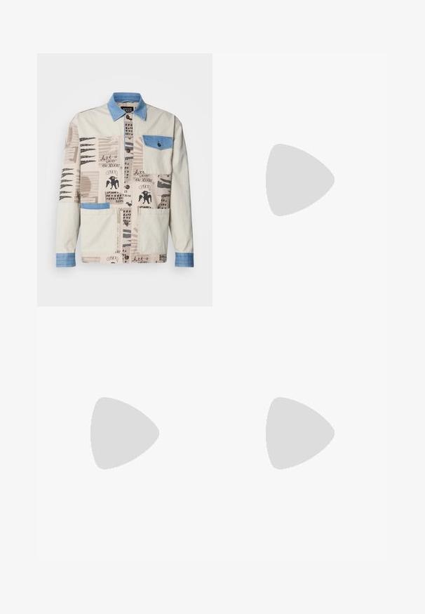 Beige Jacke mit mehreren Mustern, einem blauen Denim-Kragen und -Tasche, ausgestattet mit verschiedenen künstlerischen Drucken und zwei Fronttaschen.; Weißes Baumwoll-T-Shirt mit Rundhalsausschnitt, kurzen Ärmeln und lässiger Passform. Etikett innen am Kragen gedruckt; keine sichtbaren Muster oder Akzente.; Gestreifte Hose in Hellblau und Weiß, mit Knopfverschluss, plissierter Vorderseite und geradem Bein-Design. Glatte Stofftextur.; Weiße Sneakers mit glatter Textur, versehen mit braunen Lederakzenten und schwarzen Details, kombiniert mit schwarzen maßgeschneiderten Hosen. Hintergrund aus Holzboden.