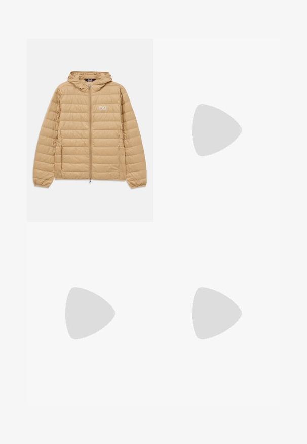 Jachetă cu glugă, de culoare maronie deschisă, acoladată, cu fermoar în față și logo-ul EA7 Emporio Armani pe partea stângă a pieptului.; Tricou alb din bumbac, cu guler rotund și mâneci scurte, având un logo auriu EA7 Emporio Armani imprimat pe față.; Shorts atletici negri dintr-un material moale, având o talie elastică și un mic logo galben EA7 pe partea inferioară a piciorului stâng.; Sneakers din piele albă cu un finisaj neted, vârf rotund, șireturi plate și o talpă texturată. Prezintă un logo subtil pe călcâi.
