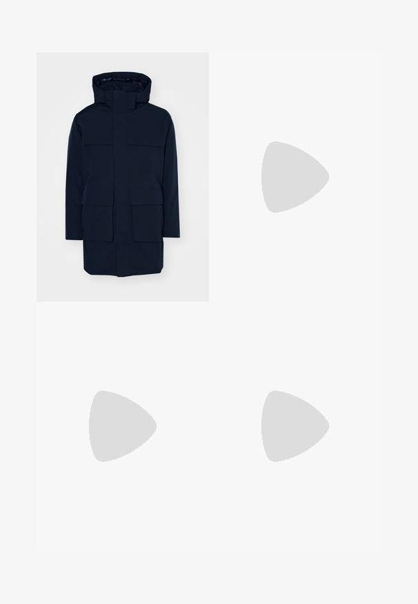 Parka com capuz de cor azul-marinho escura, com fecho frontal, quatro grandes bolsos com aba e uma gola alta. Feita de um tecido liso e resistente à água.; T-shirt branca de algodão, com mangas curtas e decote redondo. O texto centralizado diz "BEM-VINDO AO PARAÍSO" numa fonte verde curvada.; Jeans de ganga azul claro com um corte solto, cintura média e pernas retas. Apresenta cinco bolsos, passadores de cinto e fecho com botão.; Sapatos sintéticos pretos com um upper texturizado, pormenores lisos, salto castanho e uma sola contrastante. Apresentam um sistema de atacadores mínimo e detalhes de costura.