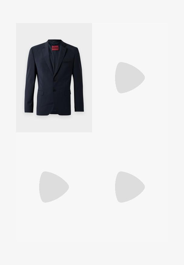 Marineblazer mit zwei Knöpfen, Reverskragen und Eingrifftaschen; innen mit rotem "HUGO"-Label ausgestattet. Glattes, strukturiertes Gewebe.; Schwarzes Langarmhemd mit Knopfleiste, klassischem Kragen und abgerundetem Saum; verfügt über schwarze Knöpfe und ein rotes Logo im Kragen.; Nachtschwarze Hose mit tailliertem Schnitt, die eine glatte Textur, scharfe Falten und ein flaches Frontdesign aufweist. Verdeckter Reißverschluss.; Schwarze Leder-Oxfords mit glatter Oberfläche, Schnürdesign, runder Zehenform und dezenten Nähdetails. Mit einer schwarzen Gummisohle.