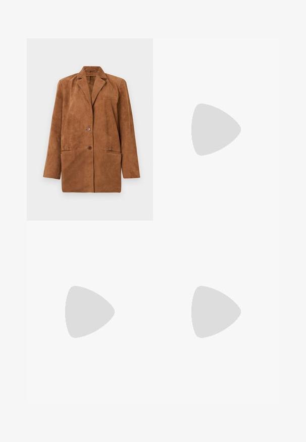 Brun ruskindsblazer med notch-lapel, to frontknapper, brystlomme og to nederste flaplommer, præsenteret på hvid baggrund.; Sort rullekravesweater med lange ærmer, cropped design, strikket tekstur og tætsiddende manchetter. Enkel, ensfarvet uden mønstre.; Hvid, tætsiddende miniskørt med en glat tekstur og rene linjer. Ingen synlige mønstre eller hardware. Lige kant i bunden.; Zign Høje støvler/ Støvler - black; Sorte, kantede solbriller med grå linser; lavet af plast, med tykke stænger med en glat overflade og ingen synlig hardware.
