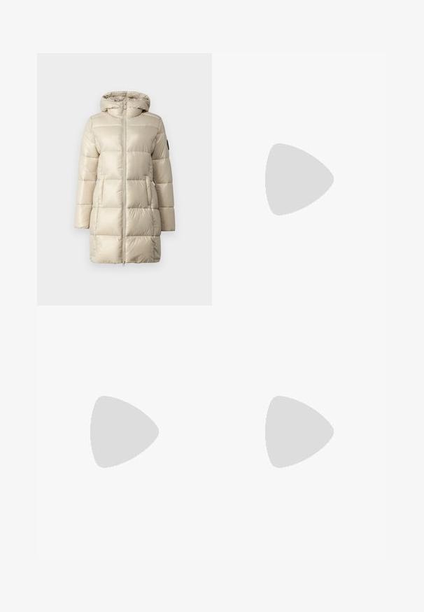 Beige pufferjack in een gequilt ontwerp, met een ritssluiting aan de voorkant en een capuchon. Het materiaal is glanzend en soepel, met zijzakken en een logo accent.; Witte katoenen t-shirt met korte mouwen, ronde halslijn en een ontspannen pasvorm. Gladde textuur, geen patronen of accenten, minimalistisch ontwerp.; Zwarte op maat gemaakte broek met een recht model, voorzien van een soepele textuur en scherpe plooien aan de voorkant. Geen zichtbare hardware.; Zwarte puntige slingback schoen met een lage hak, gemaakt van soepel leer en voorzien van een uitsnede aan de zijkant voor ventilatie.