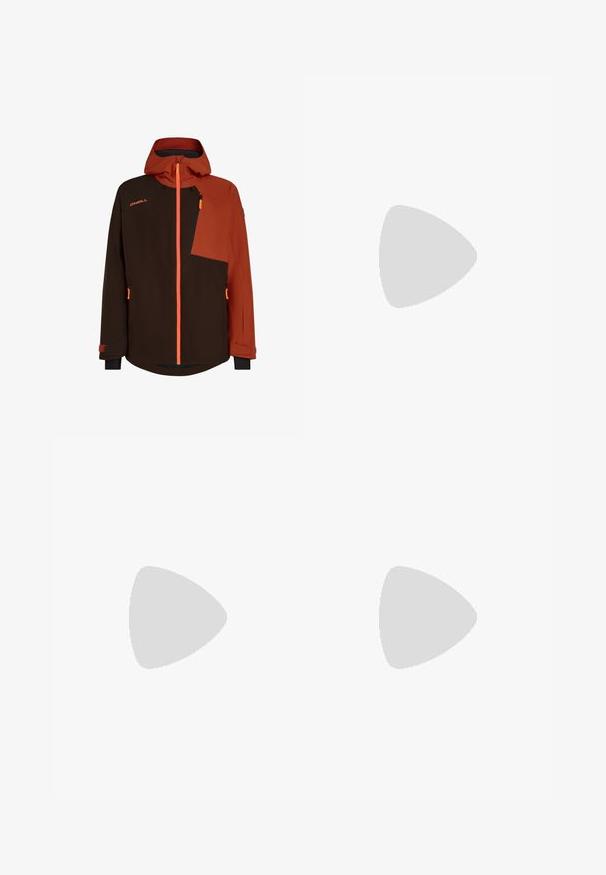 Veste isolée marron et orange avec capuche, poche poitrine zippée, panneaux de tissu contrastés et poignets ajustables.; Trois débardeurs blancs côtelés en coton. Présentent un col rond et de petites étiquettes noires près de l'ourlet. Disponibles en plusieurs tailles.; Pantalon de survêtement gris Nike avec une taille élastique à cordon de serrage, des jambes fuselées, des poches latérales et un détail de couture distinct. Tissu doux et texturé.; Chaussure de sport grise avec une tige en mesh et en daim, accents blancs, semelle rembourrée et un design distinctif avec des éléments réfléchissants.