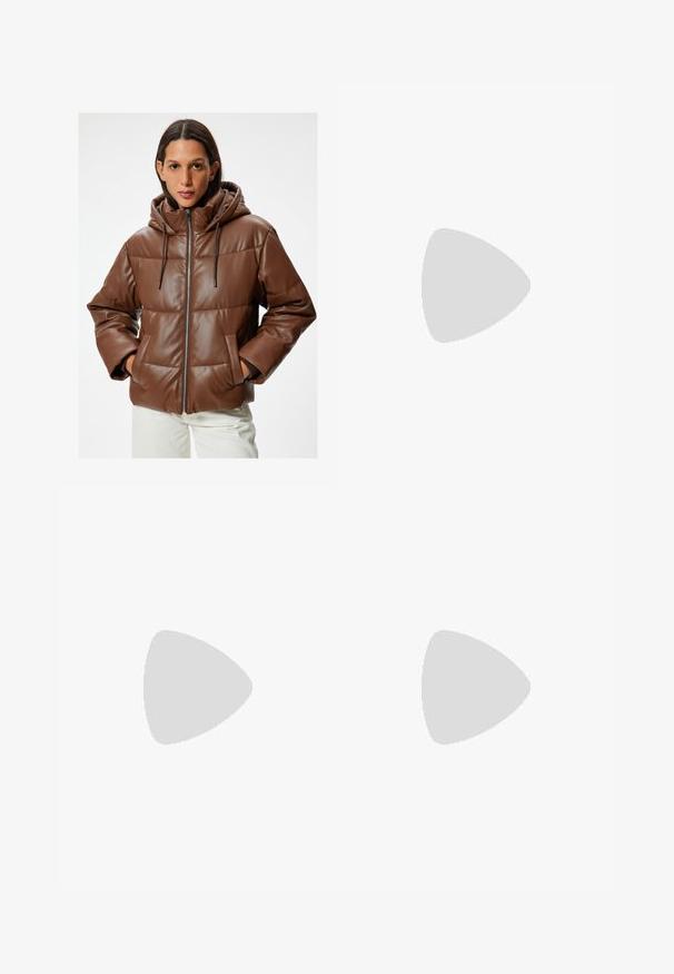 Brun pufferjakke med hætte, lavet af faux læder. Har lynlåslukning, sidelommer og quiltet design med en glat tekstur.; Brun kortærmet t-shirt lavet af blødt stof, med rund halsudskæring og afslappet pasform. Ingen synlige mønstre eller detaljer.; Bredde ben brun denim jeans med høj talje, forlommer og klassisk knaplukning. Glat tekstur med diskret syninger.; Brune ruskinds højhælede sandal med åben tå, justerbar ankelrem og en stribet plade sål.