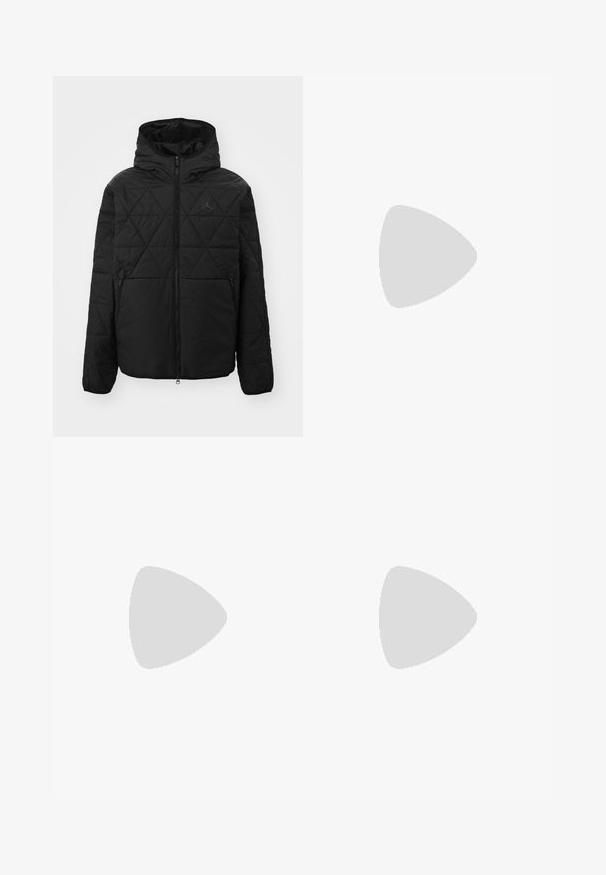 Giacca nera trapuntata con cappuccio, zip frontale e due tasche laterali. Presenta un logo discreto sul petto. Tessuto liscio e strutturato.; T-shirt in cotone nero della Nike con collo rotondo classico, maniche corte e un logo in rilievo discreto sul petto. Texture liscia.; Pantaloni sportivi neri in felpa, dotati di cintura elastica con cordini, due tasche anteriori e un piccolo logo sulla coscia.; Scarpe sportive nere con tessuto testurizzato e suole in gomma, dotate di lacci elastici e un accento blu sul tallone. Indossate con pantaloni in denim chiaro.