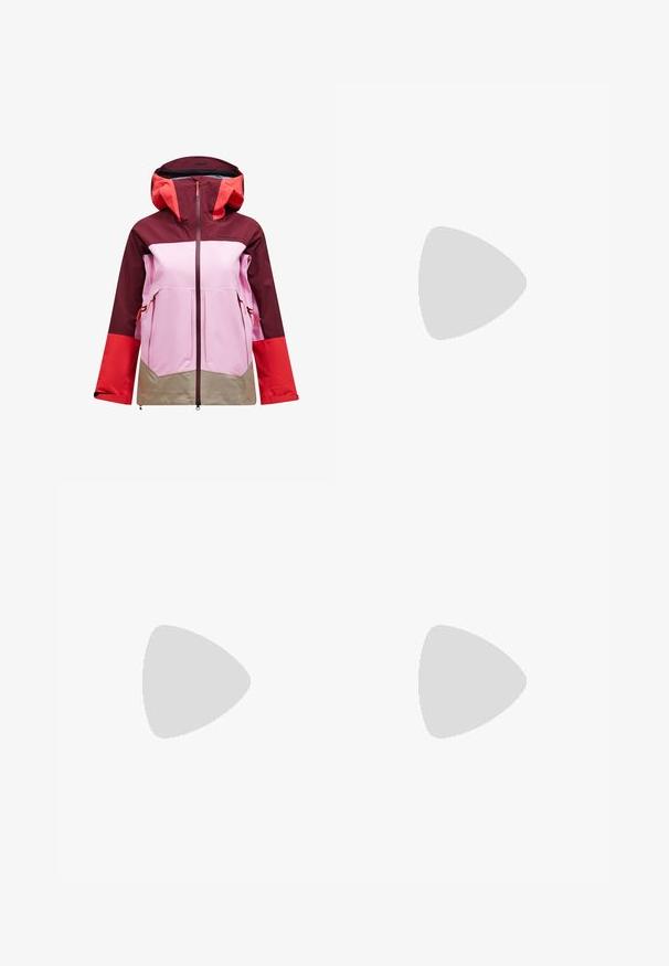 Kleurvolle outdoorjas met een maroon capuchon, rode mouwen, roze lijf en beige onderkant. Gemaakt van waterafstotend materiaal met ritszakken.; Gestreept stoffen top in blauw en wit, met een gerimpelde rand aan de voorkant en dunne schouderbandjes, voorzien van een V-hals ontwerp.; Lichtroze, gelaagde maxi-rok van een gestructureerde, lichte stof. Elastische tailleband en vloeiende zoom met ruches.; Bruine suède slide-sandaal met twee verstelbare banden, kurken voetbed en een gestructureerde rubberen zool. Minimalistisch ontwerp zonder verdere versieringen.; Zwarte leren handtas met een gestructureerd ontwerp, bovenhandgreep, afneembare schouderriem en gouden hardware. Voorzien van een sluiting met een klapsluiting aan de voorkant.