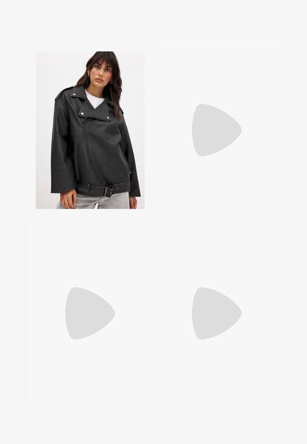 Giubbotto da biker in ecopelle nera con grande rever, zip asimmetrica e vita con cinture. Presenta tasche con zip e una vestibilità comoda.; Top nero a maniche corte realizzato in tessuto liscio; presenta un colletto drappeggiato e un orlo asimmetrico, con una vestibilità aderente.; Pantaloni culotte neri in poliestere con una cintura elastica, due pieghe frontali e una silhouette ampia. Nessun motivo visibile o dettagli in metallo.; Sandali con tacco in vernice nera, con punta squadrata, cinturini alla caviglia e fibbie in argento. Presentano un tacco a blocco spesso per maggiore stabilità.