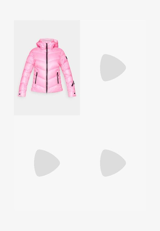 Vaaleanpunainen puhvitakki, jossa on korkea kaulus, vetoketjukiinnitys ja chevron-kuvio. Varustettu mustilla vetoketjeyksityiskohdilla ja sivutaskuilla, joissa on vetoketjut.; Mustapaita, joka on valmistettu puuvillasta ja jossa on lyhyet hihat valkoisen pitkähihasen kerroksen päällä, jossa on hienovarainen teksturoitu kuvio. Pyöreä kaula-aukko.; Mustat, kevyet housut, joissa on joustava vyötärö ja kerätyt nilkat. Kangas on sileä ja siinä on rento, kapeneva muotoilu.; Musta nauhallinen lenkkarit, joissa on paksu pohja, ja jotka sisältävät sileästä nahasta valmistetun yläosan, pyöreän kärjen ja erottuvan kerroksittain muotoillun pohjan.