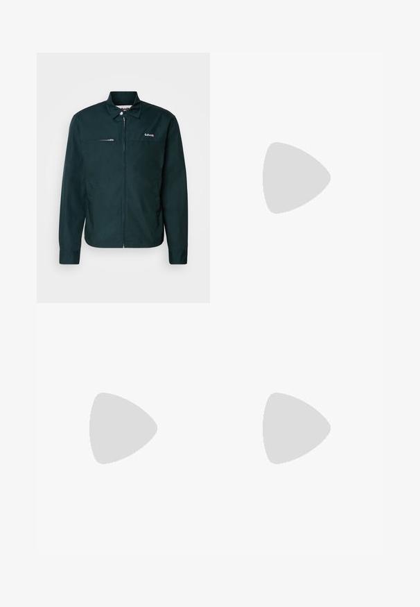 Donkergroene jas met een ritsluiting, lange mouwen, knoopkraag, borstzak met rits en geborduurd logo aan de linkerzijde.; Zwarte T-shirt van katoen met korte mouwen. Heeft een groen "ROOTS" logo op de voorkant, een ronde halslijn en een standaard pasvorm.; Zwarte katoenen broek van een katoenmix met een slim fit, voorzien van een knoopsluiting, zakken en opgerolde mouwen voor een casual afwerking.; Leren sneakers met een zwart en crèmekleurig kleurenschema, voorzien van geperforeerde accenten, een gevoerde kraag en een gestructureerde buitenzool.