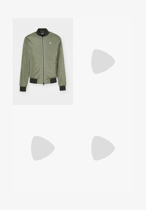 EA7 Emporio Armani JACKET - Bombera - verde scuro; Námornícky polo tričko vyrobené z textúrovanej tkaniny, s svetlosivým golierom a akcentmi na rukávoch a s decentným logom na hrudi.; Svetlošedé nohavice na mieru vyrobené z hladkej tkaniny, so zapínaním na gombík, pútkami na opasok a strihom s rovnými nohavicami. Žiadne viditeľné vrecká.; Biele kožené tenisky s hladkým povrchom, okrúly špičkový dizajn, ploché šnúrky a textúrovaná podrážka. Obsahujú jemné logo na päte.; Čierne obdĺžnikové slnečné okuliare s tmavými sklami, hrubým plastovým rámom, zlatými detailami na spánkoch a vygravírovaným logom značky na ramene.