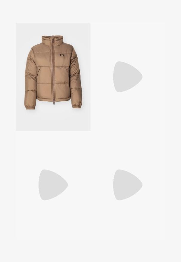 Giacca a vento marrone con colletto alto, chiusura a zip frontale, polsini elastici e design trapuntato. Presenta una patch con il marchio sul petto.; Abito a maglia grigia a coste con maniche lunghe, silhouette aderente, scollatura rotonda e lunghezza al ginocchio. Texture morbida con un motivo verticale.; Sneakers in suede rosa con strisce verdi, dettagli bianchi e suola in gomma marrone. Presentano un tessuto testurizzato e un logo sulla parte laterale.; Borsa a mano in pelle beige con una texture morbida, forma rettangolare, parte superiore con cerniera e tracolla in catena dorata. Design minimalista e colore neutro.