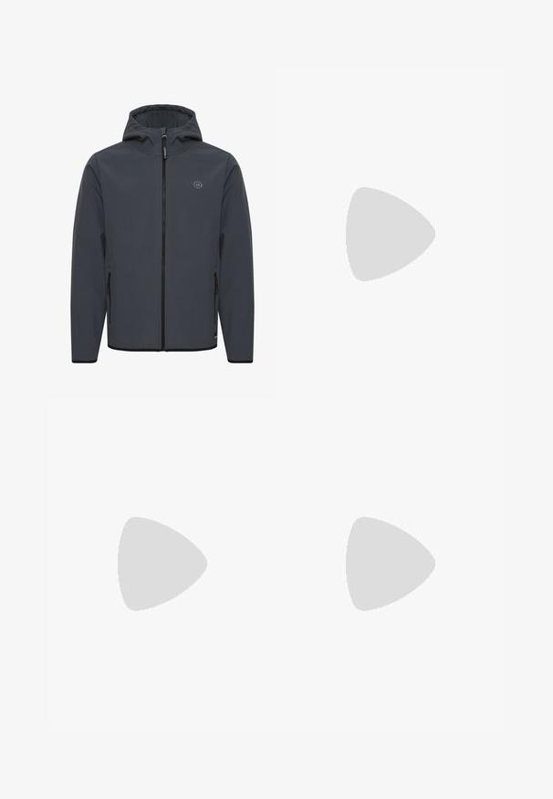 Kapućasta jakna tamno sive boje, izrađena od glatkog, vremenski otpornog materijala. Ima prednji patentni zatvarač, bočne džepove i minimalistički logo.; Crna kratka majica s kratkim rukavima od pamuka, s okruglim izrezom i malim logotipom izvezenim na prsima. Glatka tekstura, standardni kroj.; Crne hlače ravnog kroja, izrađene od glatkog materijala. Imaju prednje nabore i jedan dugme na struku.; Crne kožne mokasine s glatkom obradom, koje imaju dekorativnu traku i kontrastnu šav, u kombinaciji s bež hlačama.