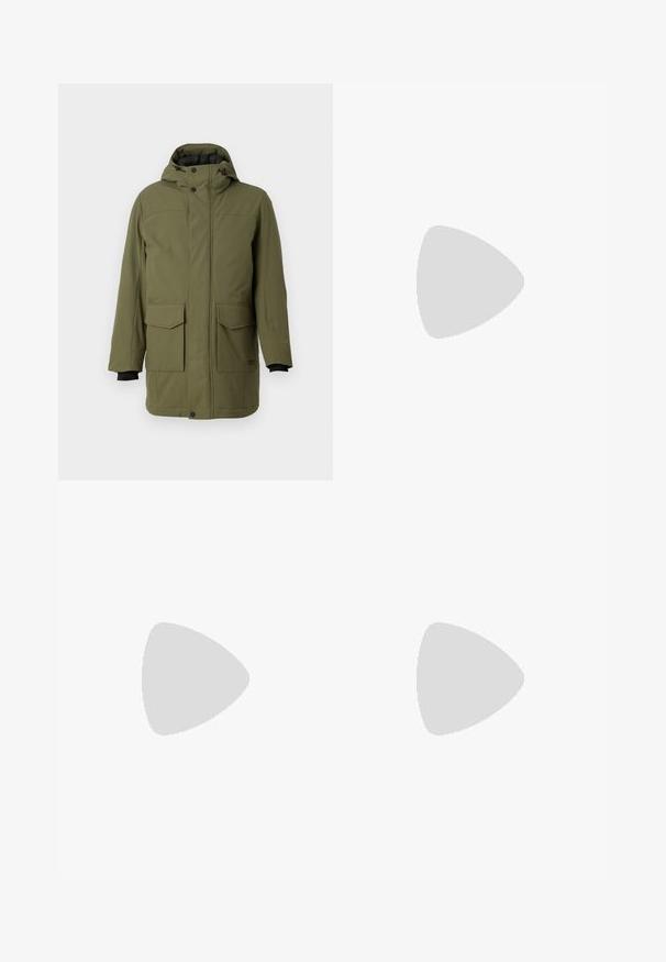Olijfgroene parka met een capuchon, voorzien van twee voorzakken, een rechte snit en zwarte elastische manchetten. Gemaakt van gestructureerde, duurzame stof.; Polo-shirt van lichtblauwe stof met korte mouwen, kraag, een drieknoopsluiting en contrasterende witte accenten op de kraag en mouwen.; Zwarte denim jeans met een rechte snit, vijf zakken en contrasterende stiksels. Voorzien van een knoopsluiting en riemlussen op de tailleband.; Licht taupe suede sandaal met twee verstelbare banden en roségouden hardware. Kurken voetbed op een gestructureerde bruine zool. Open teen ontwerp.