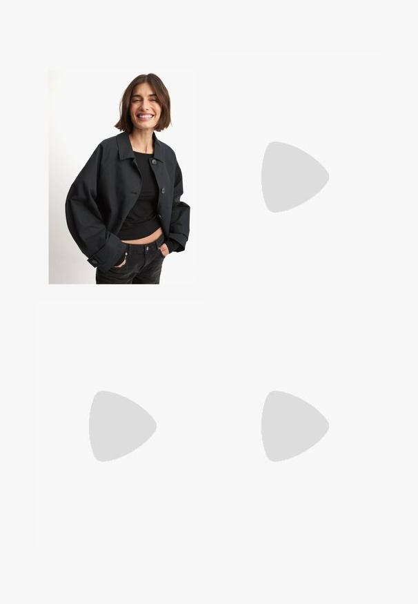 Črna skrajšana jakna s ovratnikom, prevelik fit, dvema gumboma in stranskima žepoma, v kombinaciji s črnim zgornjim delom in temno jeansom.; Bela kratka majica s kratkimi rokavi iz bombaža. Ima okroglo izrezovanje in sproščen kroj. Gladka tekstura brez vidnih vzorcev ali poudarkov.; Črne jeans hlače s ravnim krojem, petimi žepi, kovinskim gumbom za zapiranje in subtilnimi šiviljskimi podrobnostmi. Gladka tekstura.; Bershka Sandali z visoko peto - black