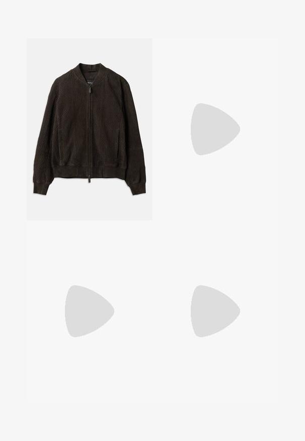 Veste bomber marron foncé en tissu texturé, avec des poignets et un ourlet côtelés, fermeture éclair à l'avant et poches latérales.; Tiger of Sweden PRO - T-shirt basique - black; Tiger of Sweden TENUTA - Chino - black; Sneakers en cuir noir avec des accents gris, semelle en caoutchouc blanche, bout rond et six œillets noirs pour les lacets. Détail avec panneau latéral texturé.