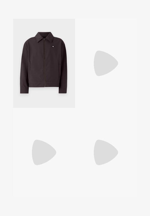 Jachetă bomber gri închis cu fermoar frontal, guler ascuțit și buzunare laterale. Prezentă un logo circular negru pe piept. Textură de material neted.; Tricou alb din bumbac, cu guler rotund și mâneci scurte, având un logo auriu EA7 Emporio Armani imprimat pe față.; Shorts atletici negri dintr-un material moale, având o talie elastică și un mic logo galben EA7 pe partea inferioară a piciorului stâng.; Sneakers din piele albă cu un finisaj neted, vârf rotund, șireturi plate și o talpă texturată. Prezintă un logo subtil pe călcâi.