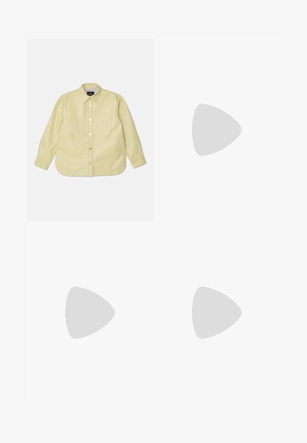 Cămașă lungă cu mâneci, de culoare galben deschis, cu guler tip button-down, buzunar în față și închizători cu capse, având o textură netedă și o croială lejeră.; Tricou alb din bumbac, cu mâneci scurte, guler rotund, croi lejer și tiv cusut. Eticheta este vizibilă pe interiorul gulerului.; Pantaloni bleumarin din material neted, cu un design drept, dotat cu pliuri frontale și buzunare laterale pentru un aspect elegant.; Balerini din piele neagră, cu vârf ascuțit și o curea laterală ce prezintă un accent circular de aur. Ușoare, cu o talpă plată.