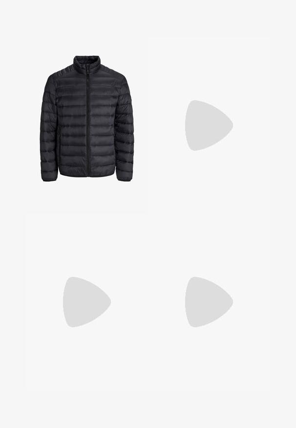 Schwarze Steppjacke mit horizontaler Steppung, durchgehendem Reißverschluss, hohem Kragen und elastischen Bündchen. Leicht und mit glatter Textur.; Schwarzes T-Shirt aus Baumwolle mit kurzen Ärmeln. Auf der Vorderseite befindet sich ein grünes "ROOTS"-Logo, es hat einen runden Halsauschnitt und eine normale Passform.; Schwarze Cargo-Hose aus robustem Material, mit mehreren Taschen, einem Knopfverschluss und einem Slim-Fit-Design mit schmal zulaufenden Beinen.; Leder-Sneaker in Schwarz- und Cremetönen, mit perforierten Akzenten, einem gepolsterten Kragen und einer strukturierten Laufsohle.